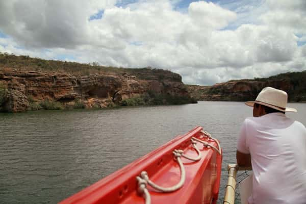 A navegação pelo rio São Francisco, em direção à Grota do Angico, é uma das atividades turísticas mais populares do Sergipe