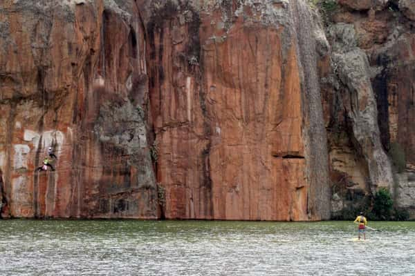 Rapel no Cânion do Xingó, em Sergipe. A partir de uma trilha de 800 metros até uma das plataformas naturais do cânion, na base do Talhado, visitantes descem 40 metros em rapel até o rio São Francisco