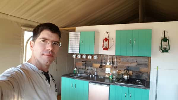 A tenda possui dois quartos com ar condicionado/aquecedor, banheiro com chuveiro quente, sala e cozinha 