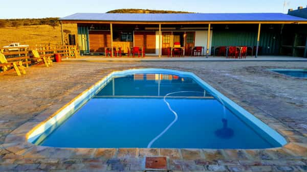 Vista da piscina das tendas Africamps