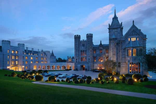 O Adare Manor fica num castelo em estilo neogótico