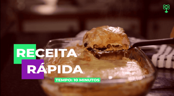 A lasanha de pão é uma receita fácil que não depende de muitos ingredientes e de tempo de preparo. Combine o pão, o molho e o recheio que achar melhor.