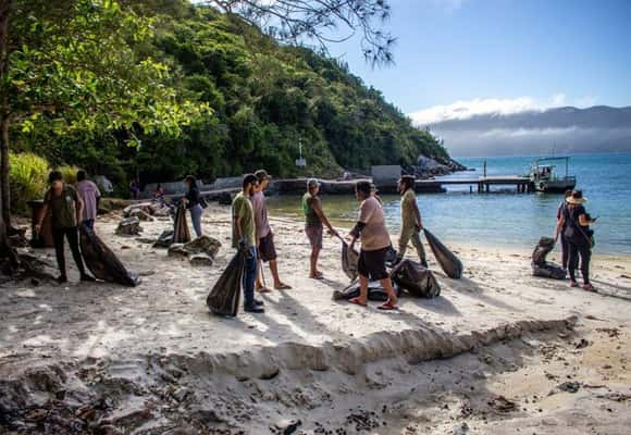 Prefeitura realizou um multirão de limpeza na praia do Forno