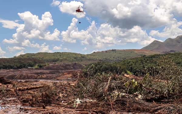 Helicópteros deram apoio as operações de resgate. 