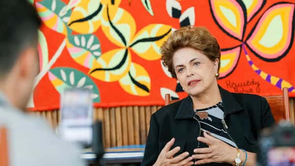 A ex-presidente Dilma Rousseff. Em 2009, a revista Piauí publicou uma reportagem mostrando que a então ministra da Casa Civil   informava em seu currículo que era mestre e doutora em economia pela Unicamp. Ela, no entanto, não chegou a concluir nenhum dos dois cursos, de acordo com a publicação.