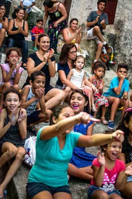 Crianças durante espetáculo do Circo de Québra