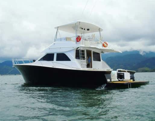 Quer sentir a paz que só os mares nos proporcionam? Esse lindo barco pode ser seu destino então