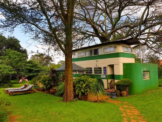 Esse ônibus foi totalmente transformado em uma casa de dois andares super espaçosa e confortável. O melhor é que ele nunca estará lotado e você só ficará de pé se quiser! 