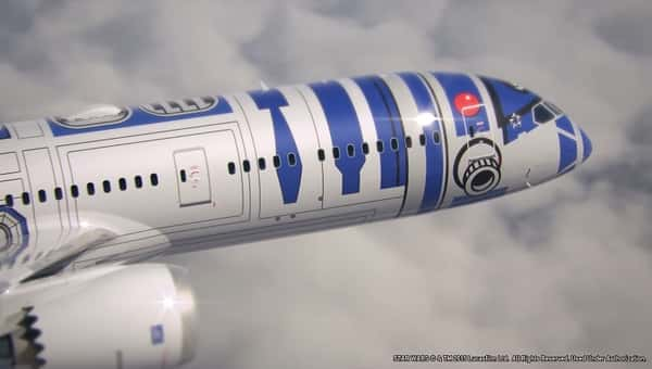 O R2-D2, da série Star Wars, um dos robôs mais famosos dos cinemas, estampa um avião de uma empresa aérea japonesa (ainda em fotomontagem) que divulga o próximo filme da série, Star Wars: The Force Awakens