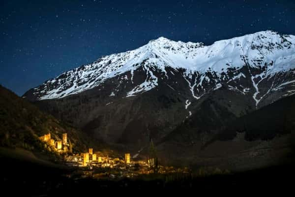 O vilarejo de Mestia, na Georgia, à noite