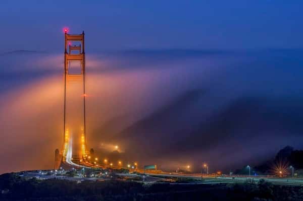 Foto feita na ponte Golden Gate, em São Francisco, nos EUA, em um amanhecer de neblina baixa; imagem foi a vencedora na categoria Cidades e Natureza