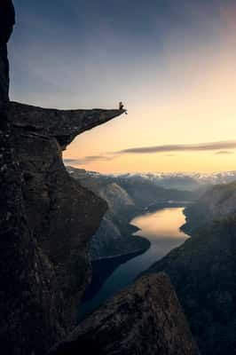 A formação rochosa de Trolltunga, na Noruega, é 