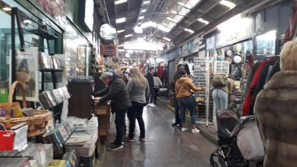 O Mercado de Pulgas tem 150 quiosques onde é possível encontrar todos os tipos de objetos