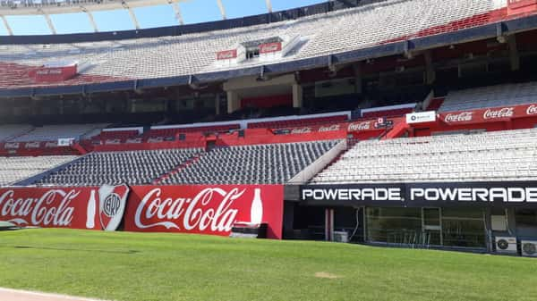 Turistas visitam o estádio Monumental de Nuñes