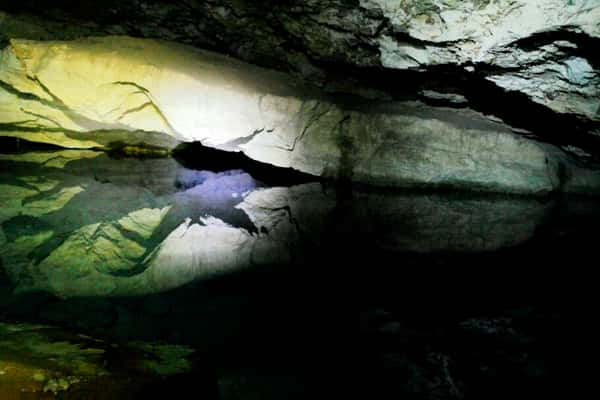 Buraco das Araras tem um lindo rio subterrâneo de águas cristalinas