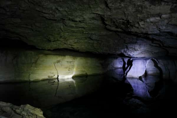 Buraco das Araras tem um lindo rio subterrâneo de águas cristalinas