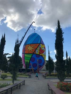 Com 15 metros de altura e 8,72 metros de diâmetro, a escultura é considerada a maior do gênero do mundo