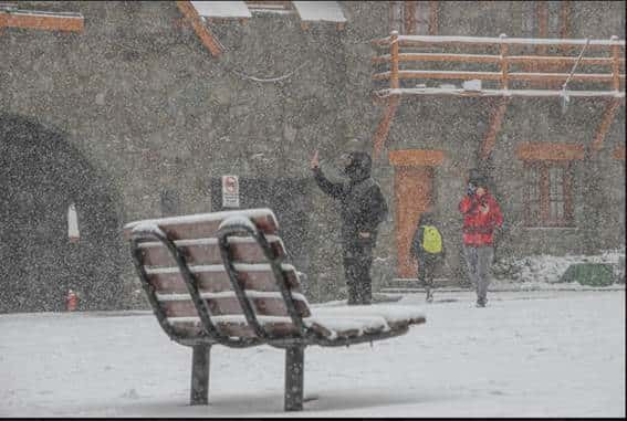 Moradores de Bariloche curetm a neve do fim de semana