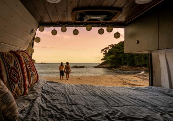 Lais e Renan estão há mais de 100 dias cumprindo o isolamento social em Paraty no motorhome que ‘construíram’