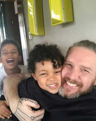 Alexandre Herchcovitch e seus dois filhos, Fernando e Ben