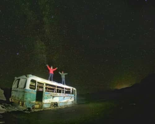 O casal no Magic Bus, Deserto do Atacama, no Chile
