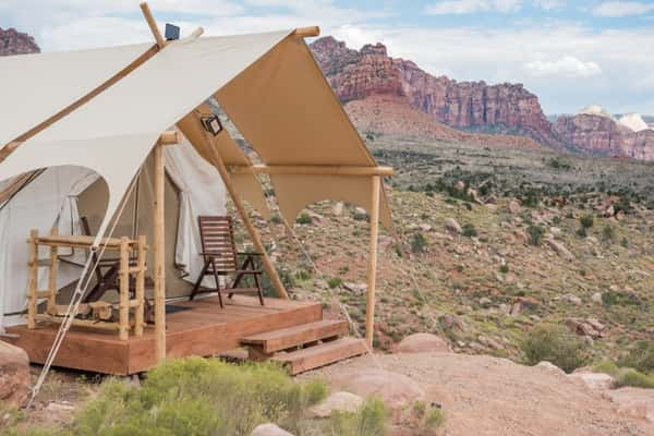 O Under Canvas Zion oferece uma experiência única devido à exuberante paisagem ao redo