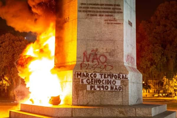 A estátua do descobridor português foi pichada com a frase: 