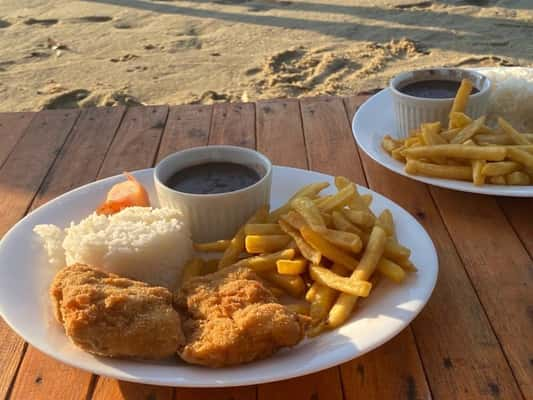 Prato feito do Steak n'Beach: R$28 e um peixe empanado delicioso