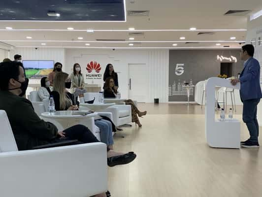 Esta iniciativa tem como objetivo impactar cerca de 5 milhões de mulheres, que terão acesso aos cursos gratuitos da Huawei no app Mulheres Positivas