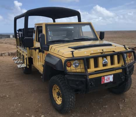 Jipe para passeio off road em grupos, que passa por cavernas, praias de penhascos e faz trilha no parque Arikok