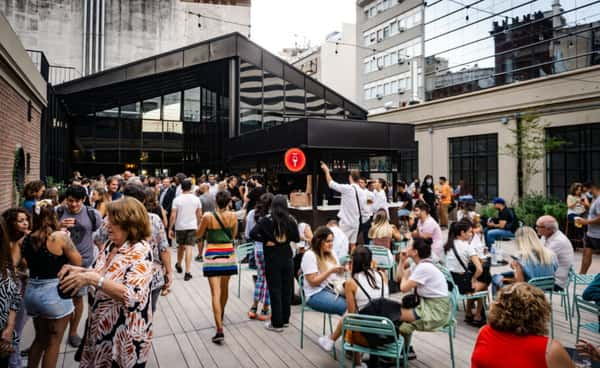 Localizado no bairro Retiro, o Mercado de los Carruajes oferece uma ampla variedade gastronômica