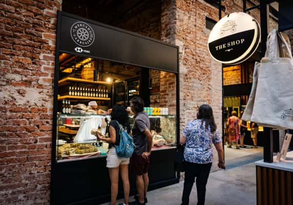 Localizado no bairro Retiro, o Mercado de los Carruajes oferece uma ampla variedade gastronômica