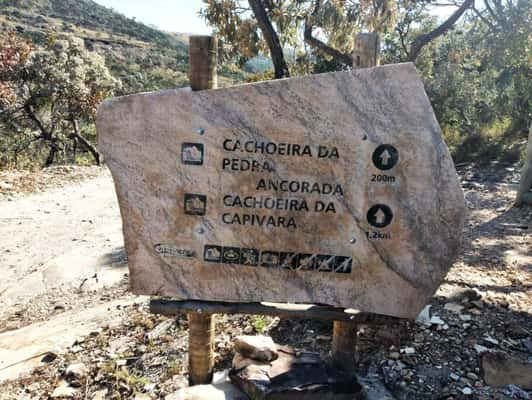 Todo o trajeto é sinalizado; na alta temporada, o espaço conta com salva-vidas