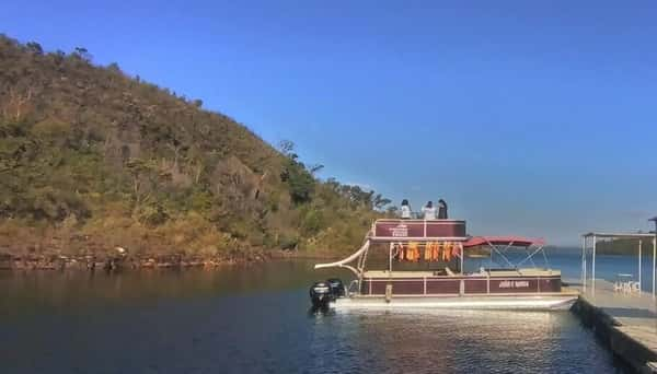 Um dos barcos da FM.S Capitólio que fazem passeios pelo lago de Furnas