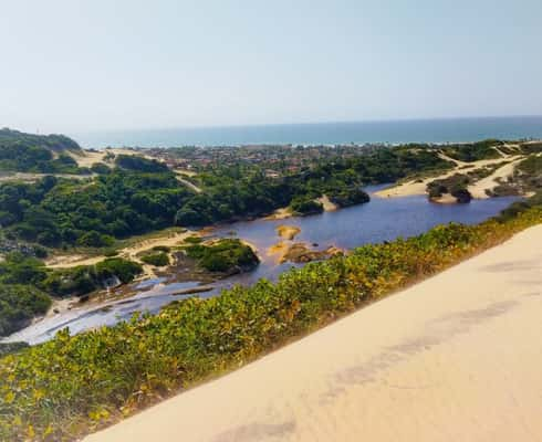 O entorno da lagoa de Alcaçuz tem vários atrativos, como trilhas e passeios de quadriciclo