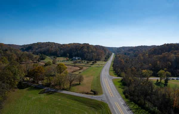 Trecho da Natchez Trace Parkway, nos arredores de Franklin, no Tennessee