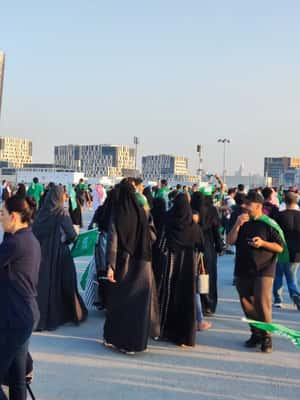 Torcedoras durante a partida Arábia Saudita x Argentina