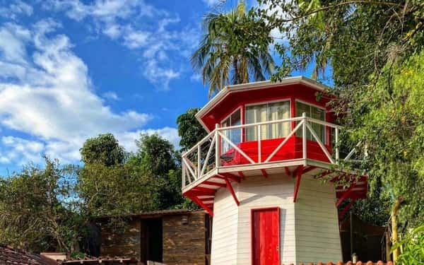 Hostel da Vila, em Ilhabela, no litoral norte de SP, ganha quarto em farol