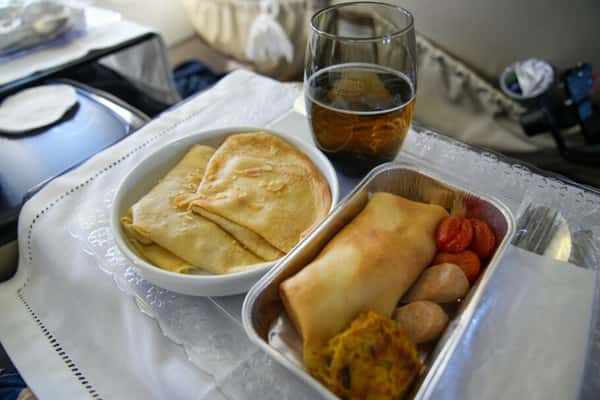 Passageiros tem opções de café da manhã, almoço, chá da tarde ou jantar