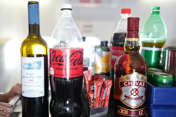 Serviço de bordo Premium, que conta com bebidas alcoólicas e não alcoólicas ilimitadas