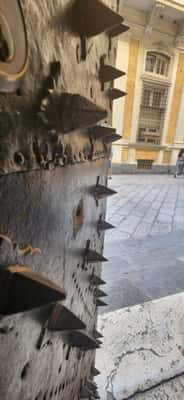 Detalhes da porta de um dos palácios da Via Garibaldi 