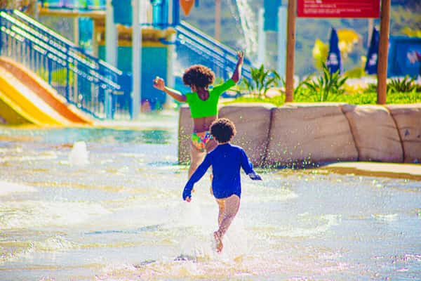 Ilha Kids, espaço com escorregadores e jogos aquáticos