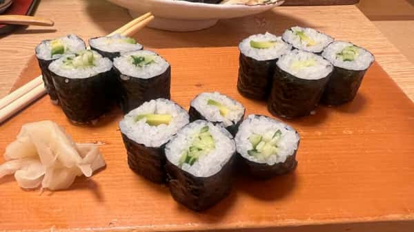 Kappamaki com alga, arroz e pepino, em restaurante 