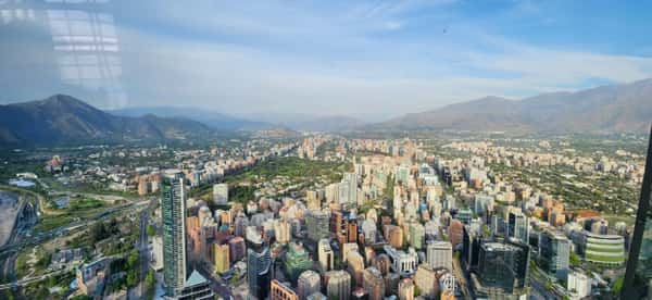 Vista de Santiago a partir do mirante do Sky Costanera