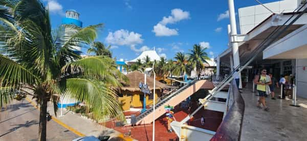 Vista do centro comercial no Porto de Cozumel