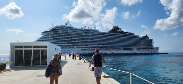 O MSC Seascape atracado no Porto de Cozumel, no México