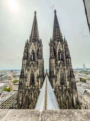 Detalhe das torres em estilo gótico da Catedral de Colônia