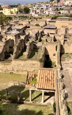 Cidade engolida pelo vulcão e descoberta nas escavações formam o parque arqueológico