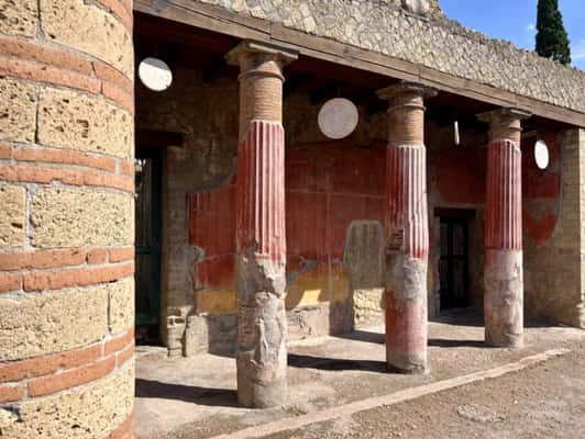 Casa Del Rilievo Di Telefo tem patio com impressionantes colunas gigantes