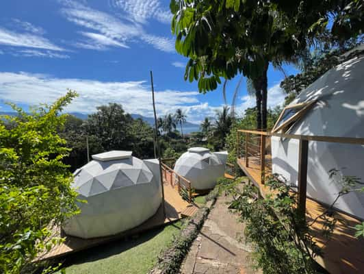 Os novos domos geodésicos do Hostel da Vila, em Ilhabela